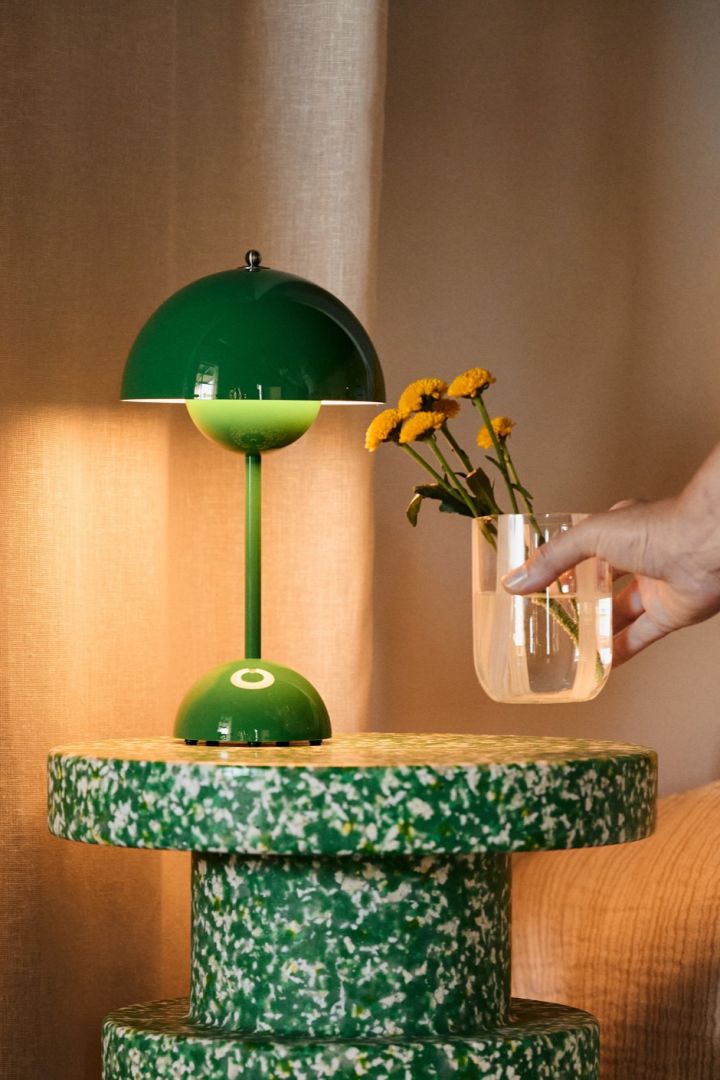 Die populairste paddenstoellamp: de draagbare Flowerpot VP9 tafellamp van &Tradition in een prachtige groene tint.