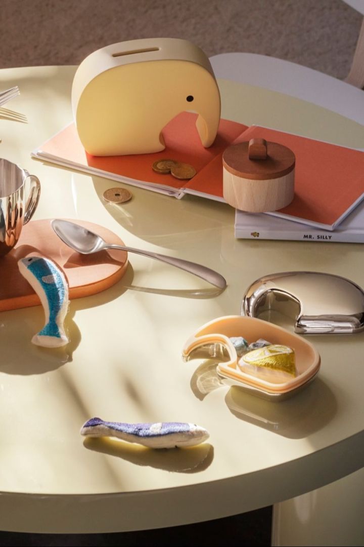 Ook geld is vaak een populair cadeau voor een babyshower. Verpak het op een schattige manier in de gele Miniphant spaarpot van Georg Jensen, die zowel praktisch als decoratief is.