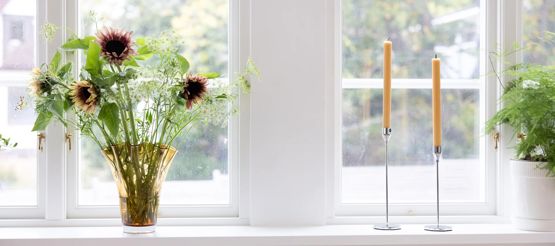 Versier de vensterbank - inspiratie bij @hannesmauritzson waar Arum tafellamp van ferm LIVING en Calore kaarslantaarns van Byon een uitnodigend gevoel creëren.