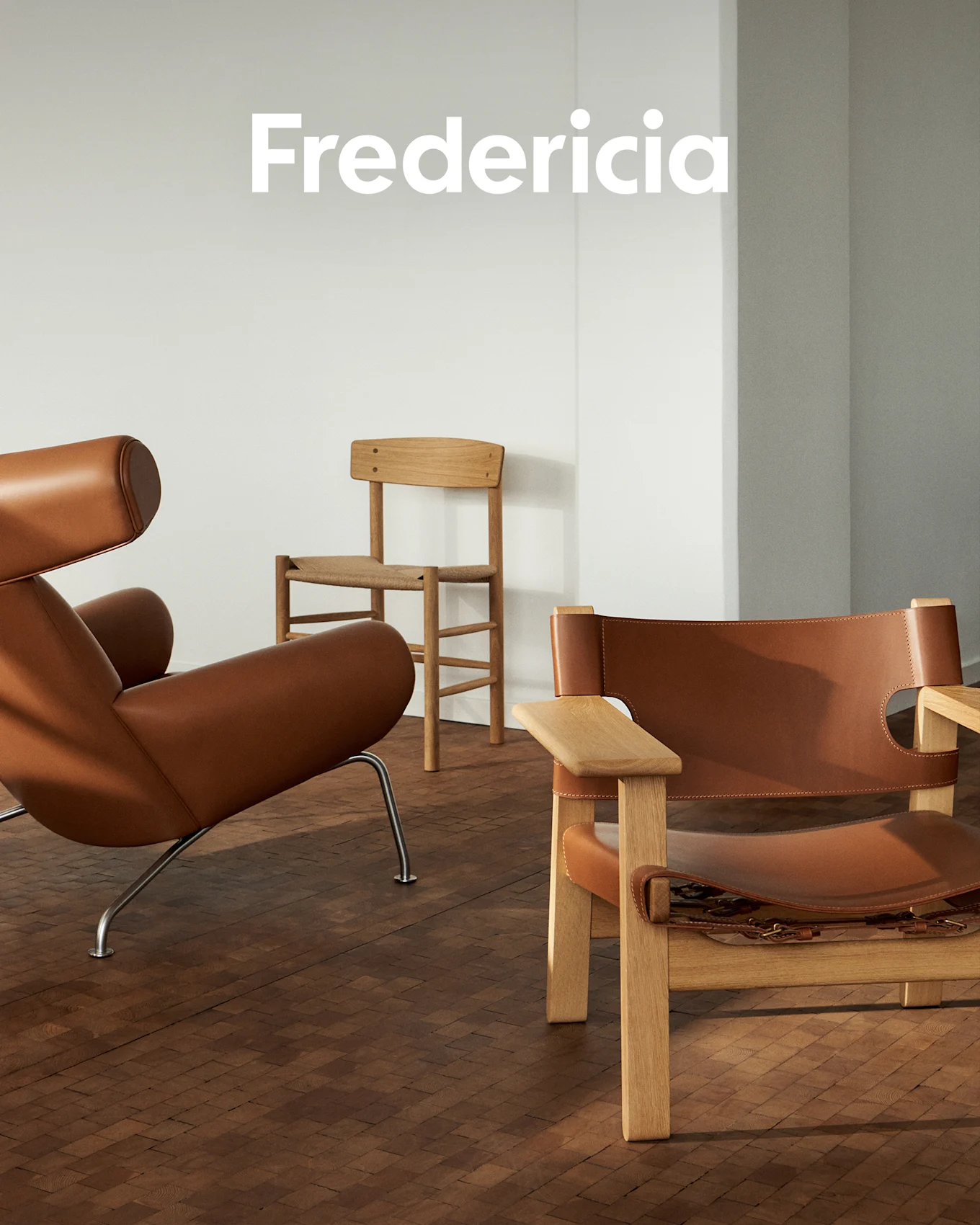 Fredericia-logo. Drie designstoelen: bruine leren loungestoel, gevlochten houten stoel, lichte houten fauteuil met leer.