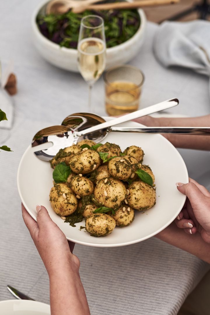 Organiseer een Zweeds kreeftenfeest en serveer een pesto-aardappelsalade bij de rivierkreeften.