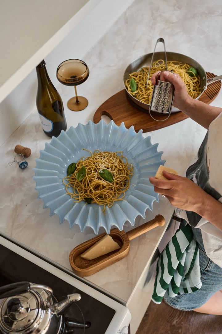 De Lori-schaal in lichtblauw, met geplooid glas van Byon kan zowel als decoratie worden gebruikt als voor het serveren van bijvoorbeeld pasta.