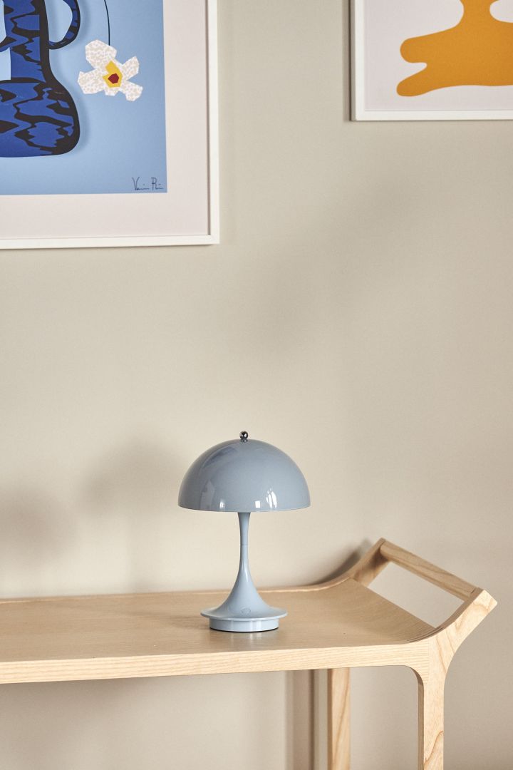 De Panthella draagbare lamp in lichtblauw van Louis Poulsen is een echte klassieker en een uitstekend huwelijkscadeau-idee voor de designliefhebber.