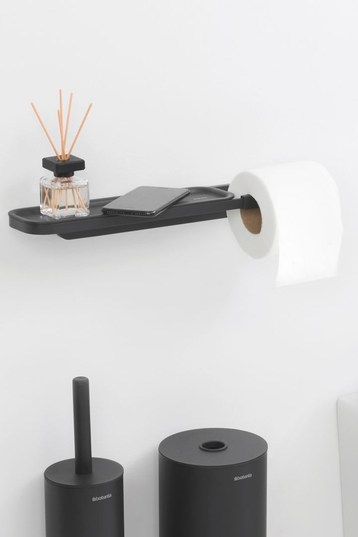 De toiletpapierhouder met praktische plank voor je telefoon of een geurkaars, ontworpen door Brabantia, is een praktische dagelijkse hulp voor iedereen die meer organisatie in de badkamer wil creëren.