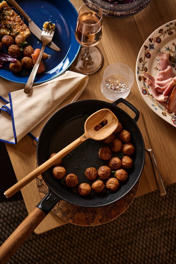 Zweeds kerstdiner: Hier zie je gehaktballen in een gietijzeren koekenpan van Fiskars, een traditioneel onderdeel van een Zweeds kerstdiner. 