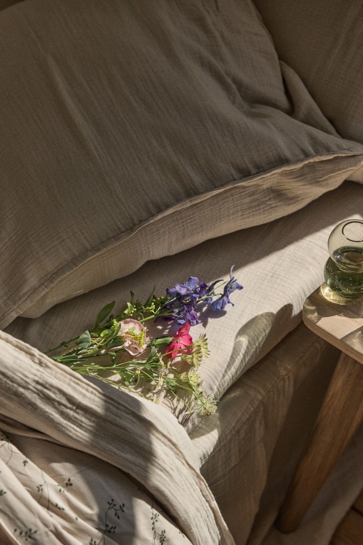 Een traditie tijdens midzomer in Zweden is om een bos wilde bloemen te verzamelen en die onder je kussen te leggen om van je toekomstige liefde te dromen.