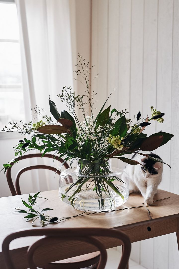 Maak een statement met een groot boeket bloemen van Blombruket in een stijlvolle vaas van Marimekko.