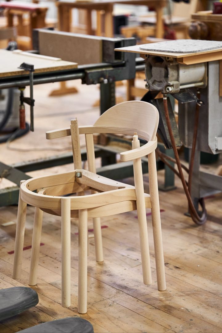 Hier zie je twee nog onafgewerkte stoelen die, eenmaal voltooid, een leven lang mee zullen gaan in de meubelmakerij.