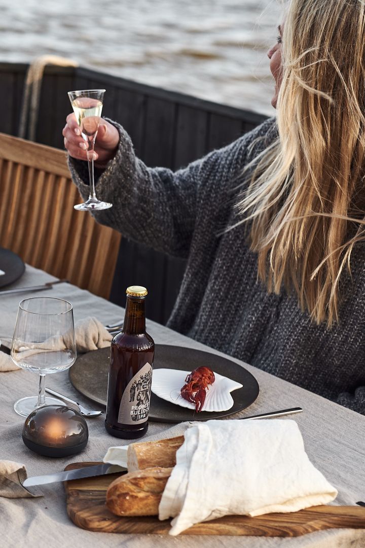 Verzorg een Zweeds kreeftenfeest en doe mee aan de Zweedse traditie van het drinken van schnaps en het zingen van liederen.