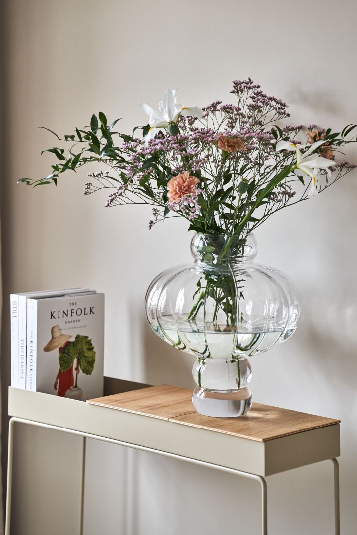 Bloemen van Blombruket in de Balloon vaas van Louise Roe Copenhagen zijn een echte blikvanger in de woonkamer.