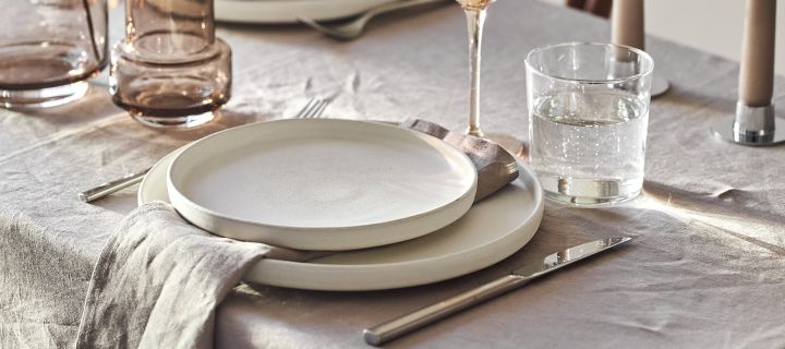 Creëer prachtige feesttafelschikkingen met mooi Scandi Living bestek, elegant Sandsbro porselein van Scandi Living samen met linnen servetten in beige.