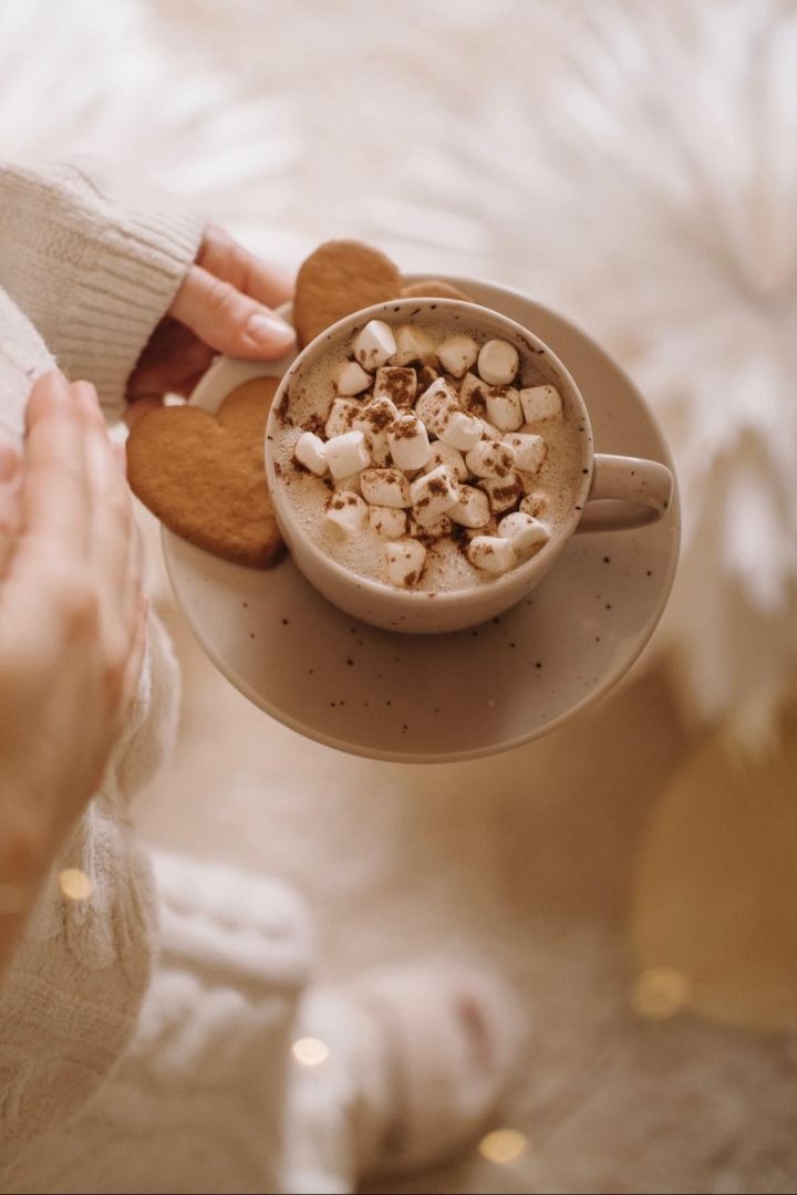 Eenvoudige kerstcocktails: Versier je warme chocolademelk met mini-marshmallows en serveer hem in een Freckles-mok van Scandi Living.