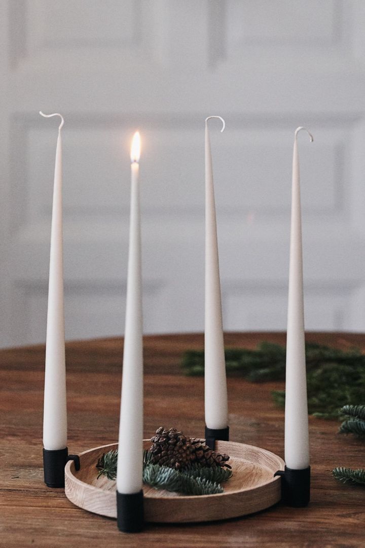 Decoreer met traditionele Scandinavische kerstdecoraties - de Luna kaarsenhouder van Applicata is perfect als minimalistische adventskrans. De houders zijn verstelbaar zodat je de kaarsen naar wens kunt rangschikken.