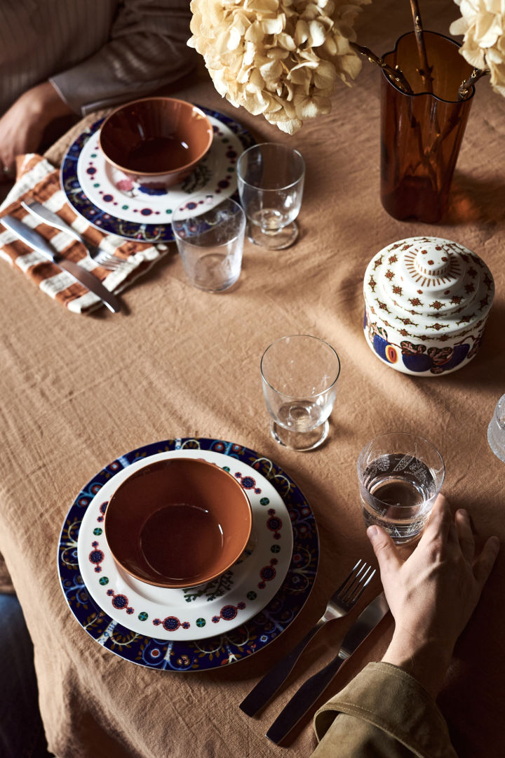 Een bohemien gedekte tafel, hier zie je een bruine en blauwe tafeldecoratie met het patroon Taika servies.