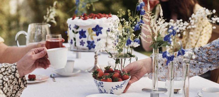 Geniet van een echt Zweeds midzomerfeest met traditionele blauwwitte tafeldecoraties zoals de havspilschaal van Scandi Living gevuld met aardbeien.