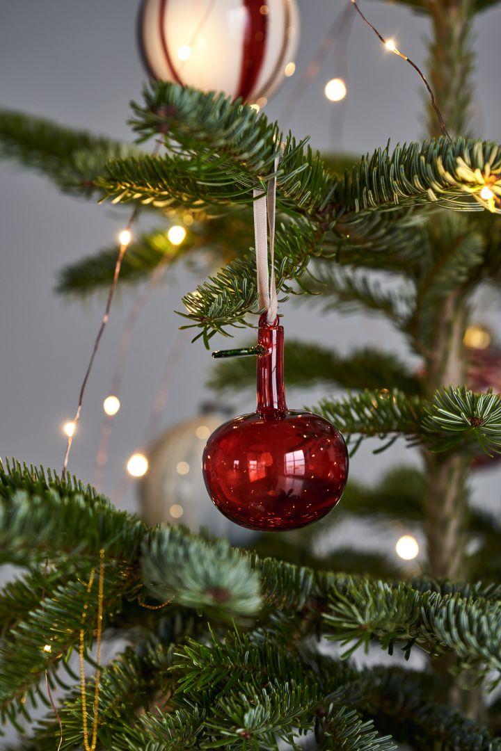 De rode glazen appel van Iittala siert de kerstboom.