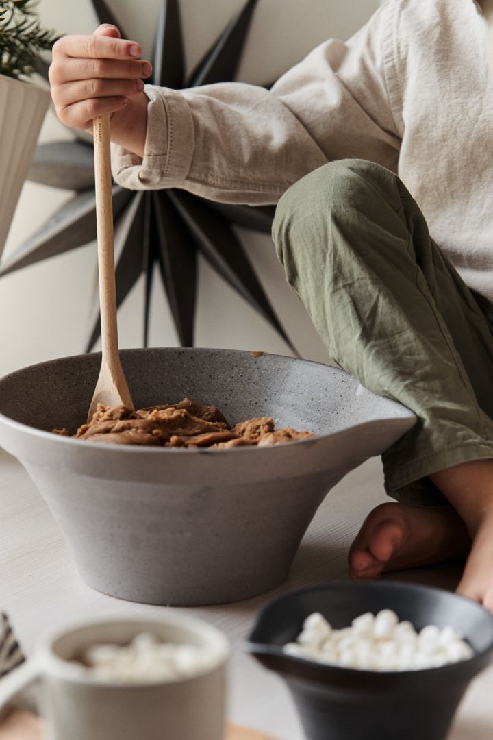 Bak Zweedse ontbijtkoek en meng het deeg goed door elkaar in de Peep deegkom van PotteryJo. Deze praktische kom is perfect voor het voorbereiden van je ingrediënten en biedt een stijlvolle aanvulling op je keukenaccessoires.