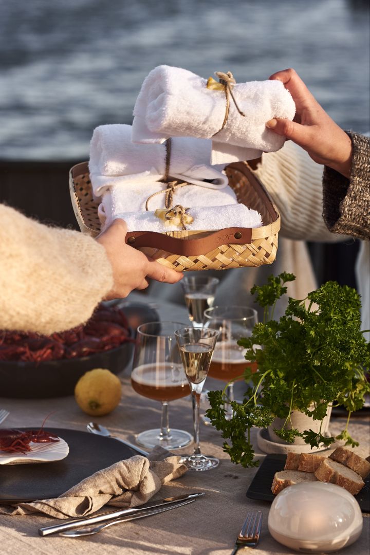 Organiseer een Zweeds kreeftenfeest en plaats een kleine mand met aromatische handdoeken op tafel, zodat je gasten hun handen kunnen schoonmaken.