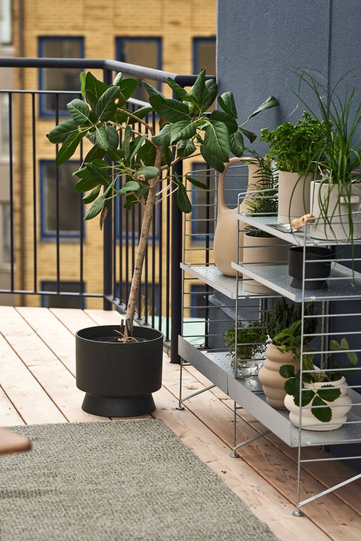 De Ro pot van Rosendahl in het groen, String plank met verschillende kruiden en plastic mat van Scandi Living zijn perfect voor het inrichten van het balkon.