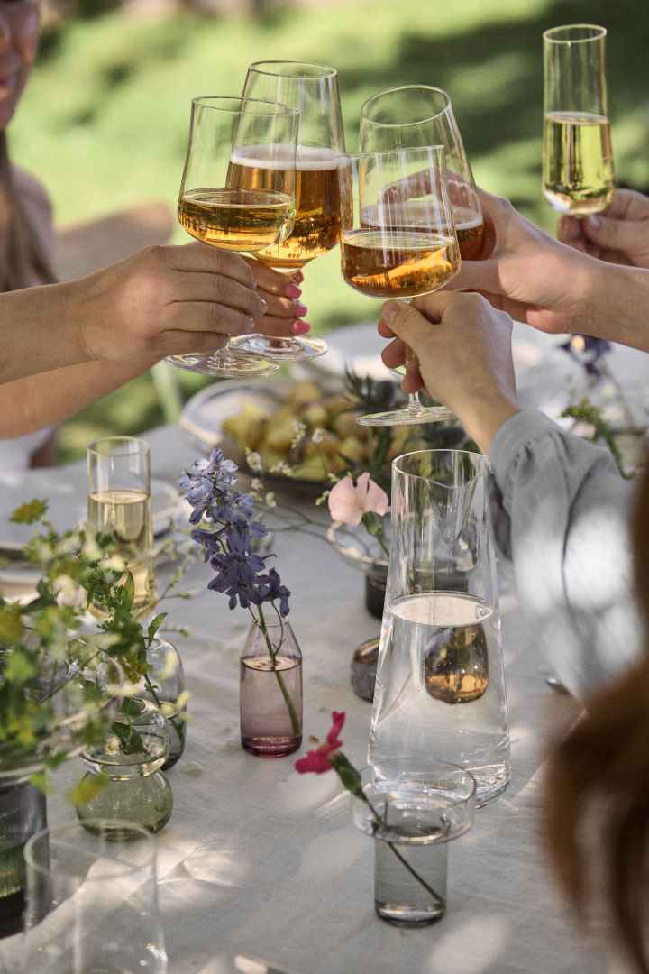 Midzomer in Zweden: daar hoort proosten bij! Vul je glazen met bier, wijn of water en proost op een geweldige avond!