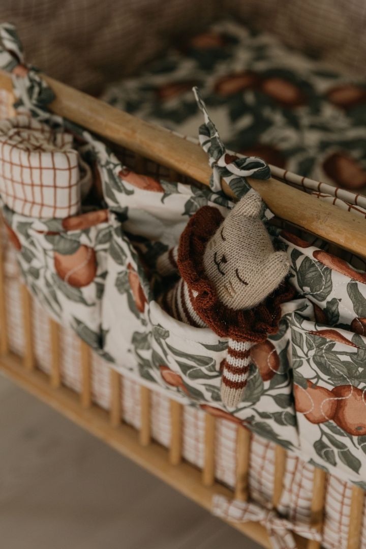 Bedtassen, zoals de Pomme Satin Quilted bedtas van Garbo&Friends, bewaren speelgoed, knuffels en andere nuttige spullen die ouders graag binnen handbereik van het babybed willen hebben.