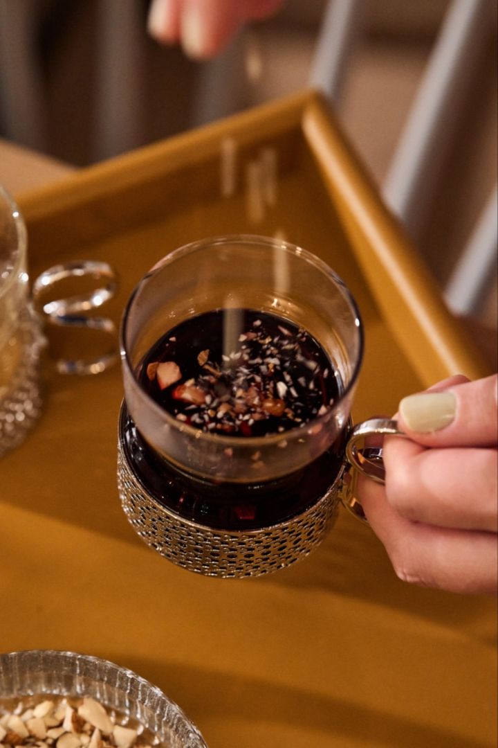 Voor een authentieke ervaring van Scandinavische glühwein (glögg), serveer je deze in stijlvolle glazen zoals de Tsaikka glazen van Iittala. Deze glazen met handvatten zijn perfect om je zelfgemaakte glühwein op een feestelijke manier te presenteren, eventueel samen met gehakte amandelen, voor een smaakvolle en gezellige kerstmoment!