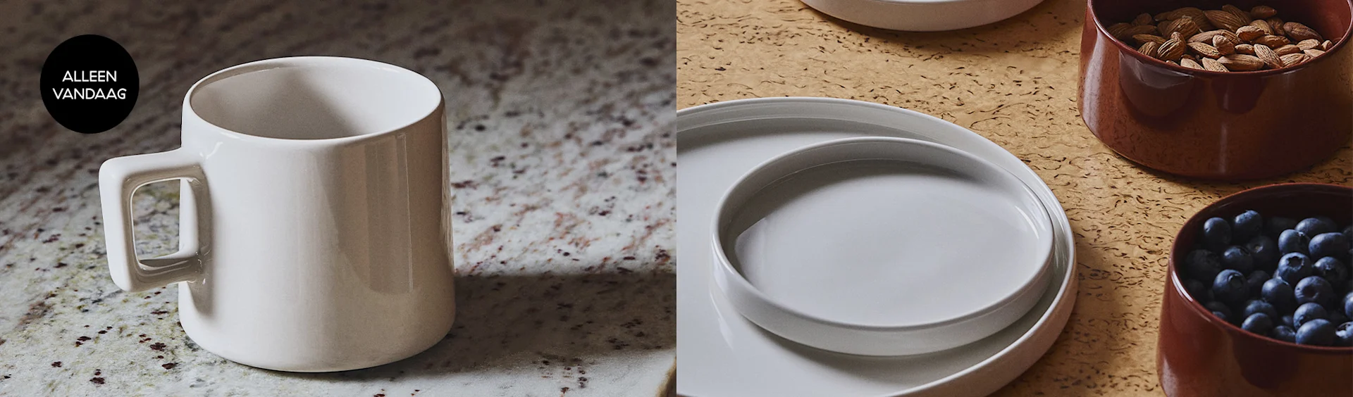 Witte mok met vierkant handvat en zwarte cirkel met 'ALLEEN VANDAAG', naast witte borden en bruine schalen met amandelen en bosbessen.