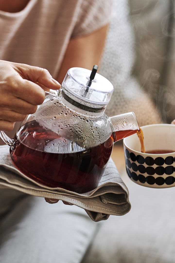 Creëer een gezellige hygge woonkamer en nodig je vrienden uit om samen fika te komen drinken. Geniet van een kopje thee uit de Audo Copenhagen Kettle theepot. 