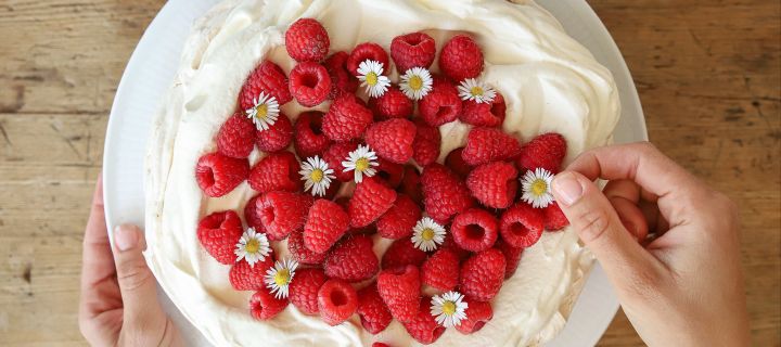 Frida Skattberg “Baka med Frida” bakt eenvoudige taarten voor midzomer, zoals deze knapperige en smakelijke schuimtaart met room en frambozen met prachtige bloemen als garnering.