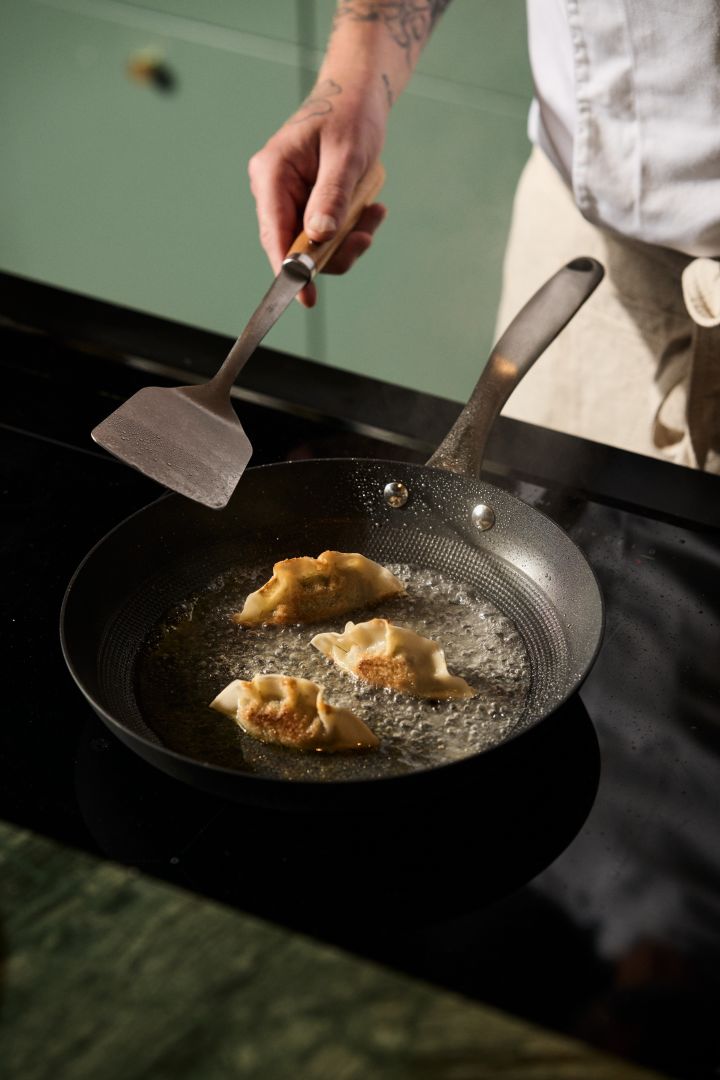 Cadeau-ideeën voor kerst: voor hobbykoks is een pan het ideale kerstcadeau. Hier zie je de Satake-pan op het fornuis, waarin net dumplings worden gebakken.