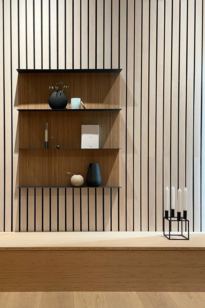 Japandi: Hier zie je een wandplank gedecoreerd met de Kubus kandelaar van Audo Copenhagen, de Balance kandelaar van ferm LIVING en de Ball vaas van Cooee Design.