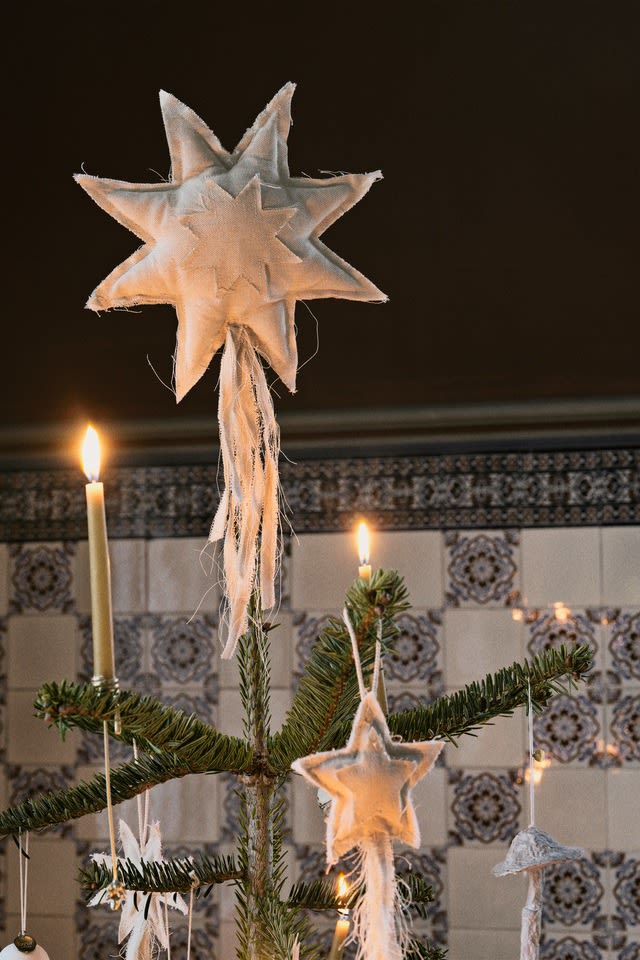 Nostalgische kerstdecoraties zijn in 2024 overal aanwezig, zoals deze viltsterren voor de kerstboom van ferm LIVING.