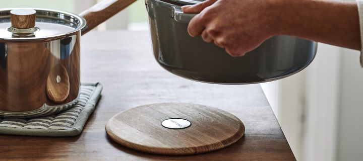 De magnetische onderzetter Nordic Kitchen van Eva Solo is een handig keukengerei dat je dagelijkse leven direct gemakkelijker zal maken.