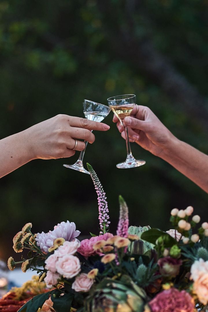 Verzorg een Zweeds kreeftenfeest en doe mee aan de Zweedse traditie van het drinken van schnaps en het zingen van liederen.