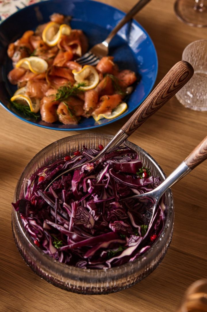 Zweeds kerstdiner: Op een Zweedse kersttafel wordt een rode koolsalade met granaatappel geserveerd.