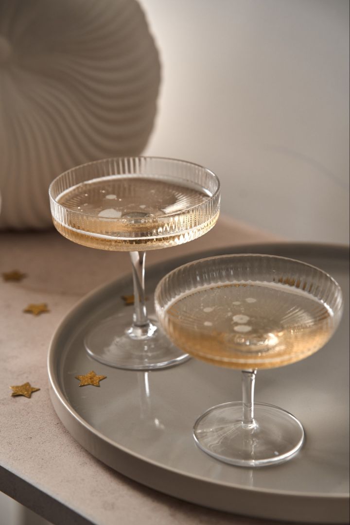 Coupe glazen klaar om in een champagnetoren geplaatst te worden, hier zie je Ripple en Serax coupe glazen gevuld met champagne. 