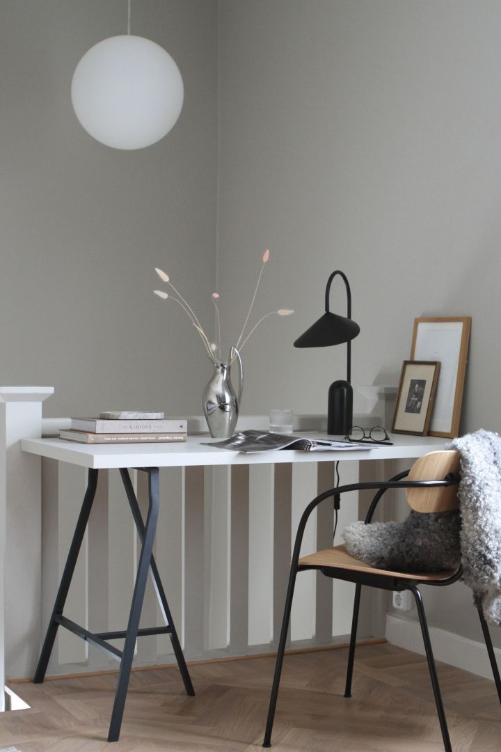 Hier zie je een bureau, ingericht met twee Scandinavische designlampen, in het huis van de Zweedse influencer @moeofsweden.