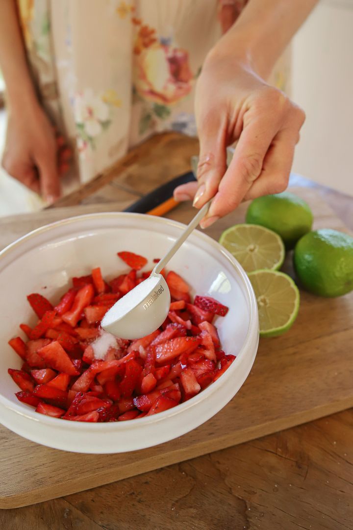 Frida Skattberg “Baka med Frida” bakt eenvoudige taarten voor midzomer waarbij aardbeien het hoofdingrediënt zijn in de slagroomtaart.