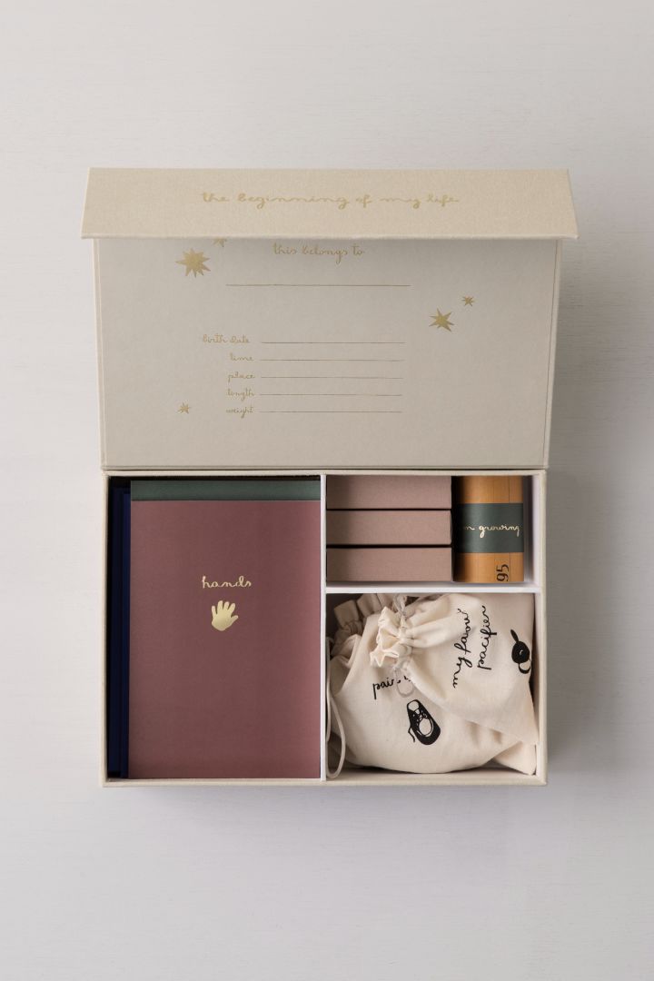 Met de Memory Box van Ferm Living kunnen de kersverse ouders herinneringen aan de eerste levensjaren en -maanden van hun baby verzamelen, waardoor het een perfect cadeau voor een babyshower is.