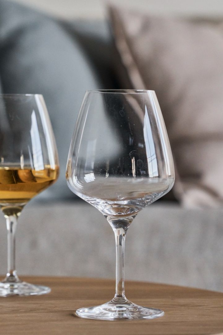 Voor witte wijnen zijn er verschillende witte wijnglazen. Het Essence witte wijnglas van Iittala heeft een smalle taille en een rechte snit, perfect voor druiven als Chardonnay en Riesling.