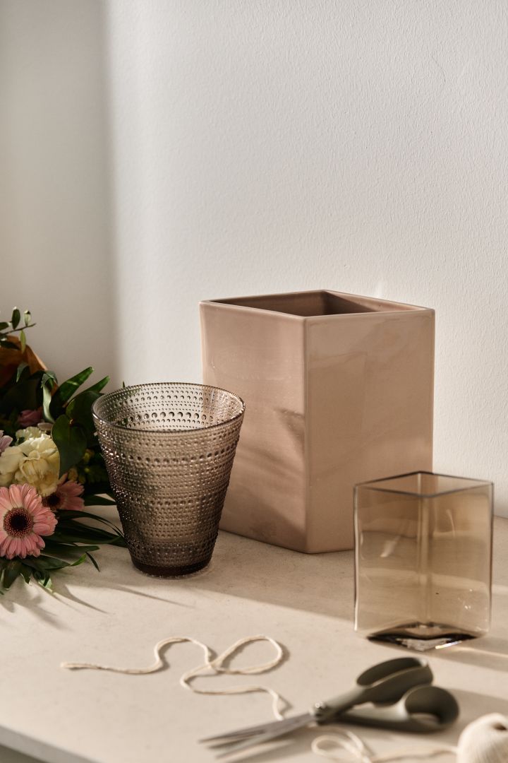 Een creatief cadeau-idee voor Moederdag dit jaar. Geef je moeder een vaas of een set vazen van Iittala cadeau, zoals de Kastehelmi en Ruutu vazen.  