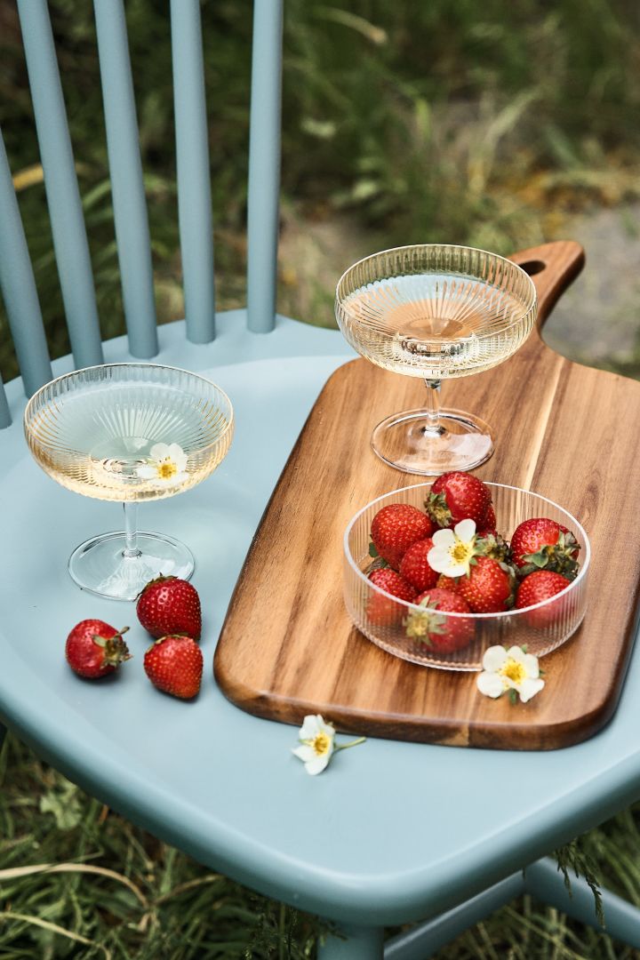 Gewelfde champagneglazen zijn perfect voor koele zomerdrankjes die geserveerd kunnen worden met een schaaltje aardbeien ernaast. 