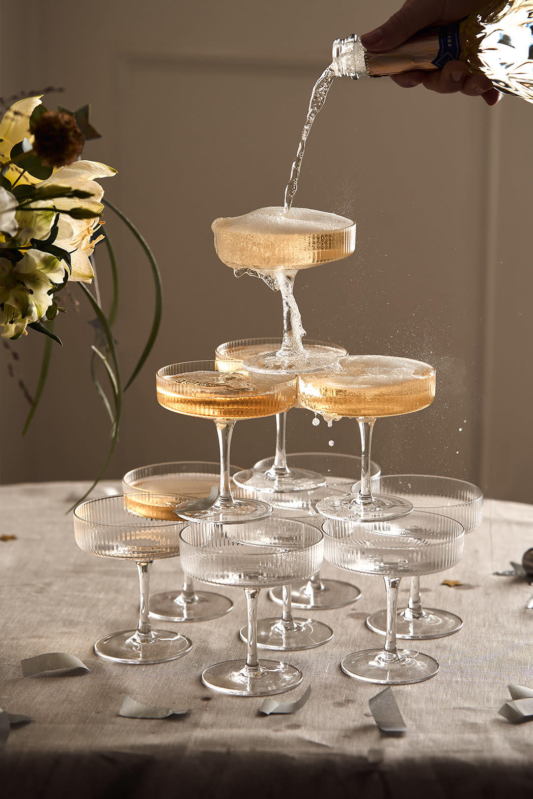 Ideeën voor je nieuwjaarsfeest: bied je gasten iets speciaals met een champagnepiramide, bijvoorbeeld met de champagneglazen uit de Ripple-serie van ferm LIVING.