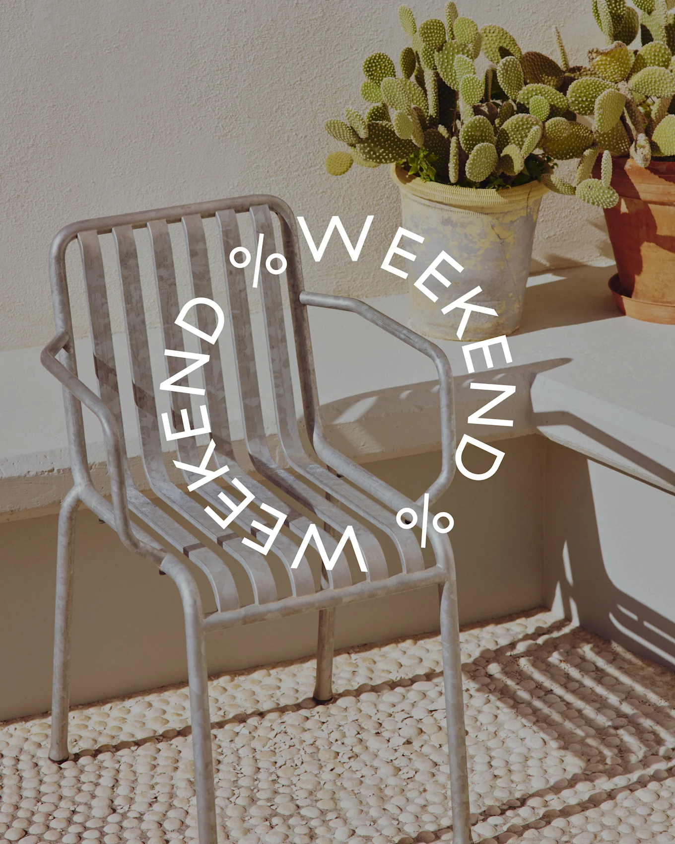 Grijze metalen lamelstoel naast een potcactusplant, met cirkelvormige tekst 'WEEKEND % WEEKEND %'.