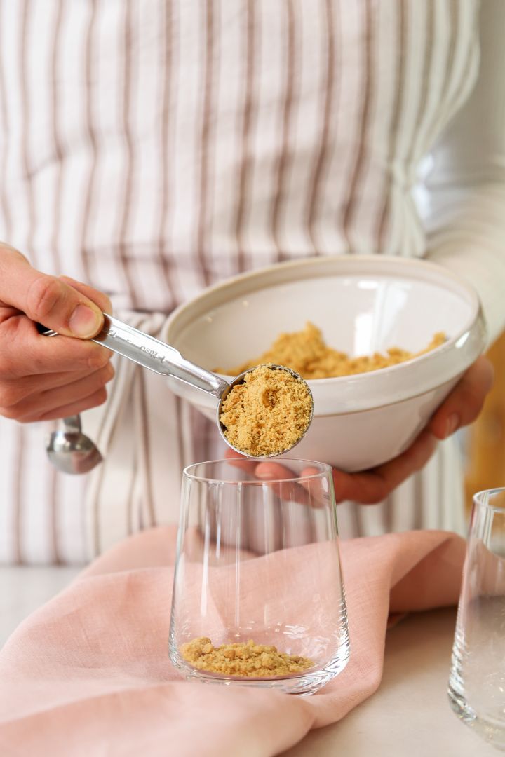 Baka med Frida voor het nieuwe jaar - 3 feestelijke chocoladedesserts. Hier zie je De Buyer maatset en Iittala Essence drinkglas.