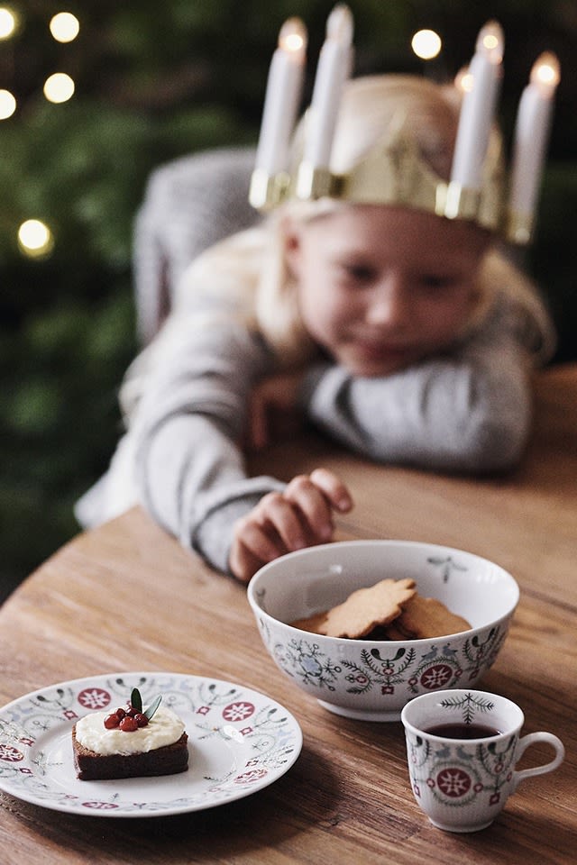 Bak Zweedse zachte peperkoek met glazuur en serveer deze feestelijke traktatie in het elegante Rörstrand servies uit de Swedish Grace Winter collectie. Het servies voegt een stijlvolle Scandinavische touch toe aan je kersttafel, perfect voor het presenteren van je zelfgemaakte lekkernijen.