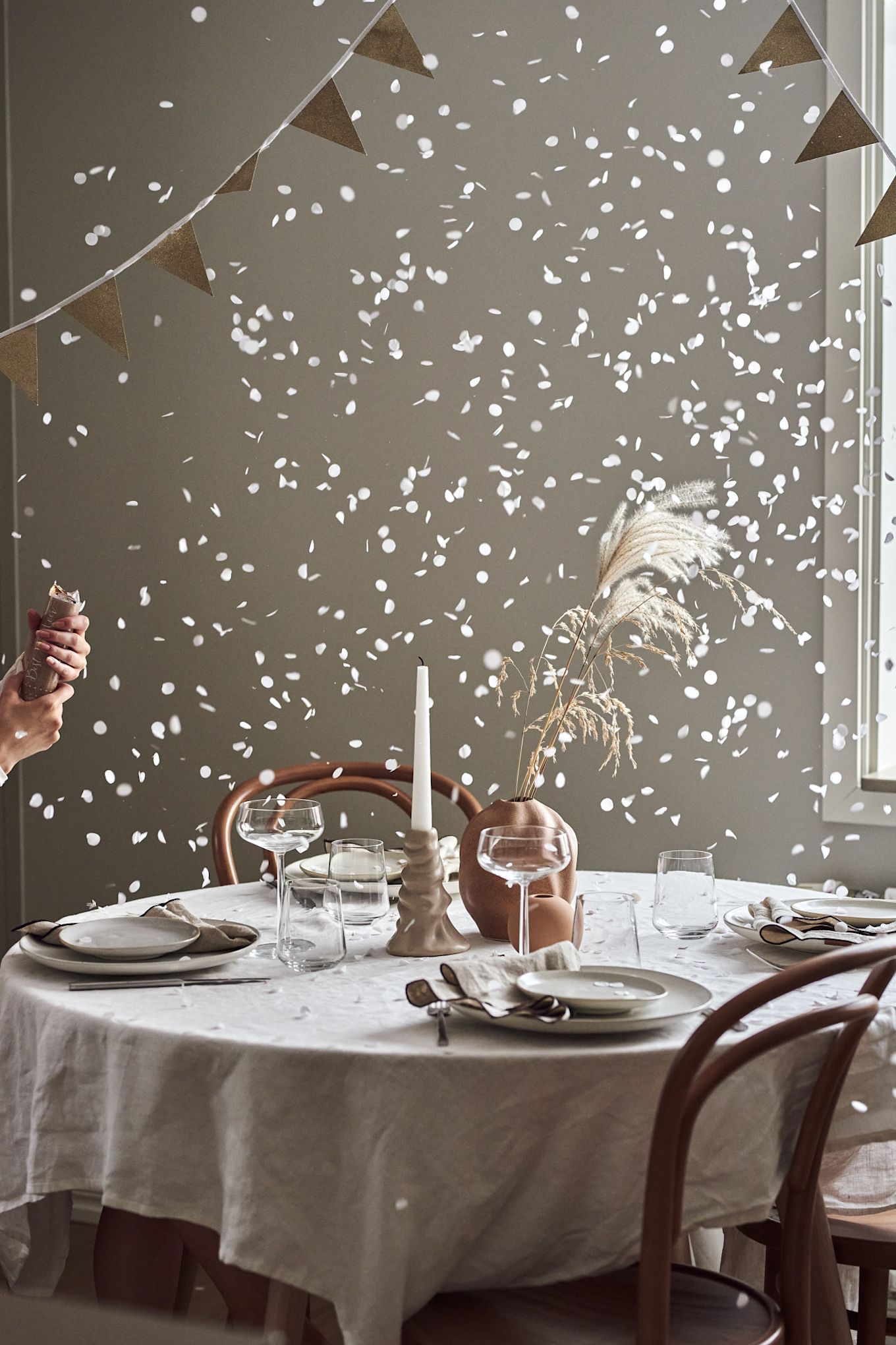 Ideeën voor je nieuwjaarsfeest: dek de tafel feestelijk, versier met ballonnen en slingers en zet misschien zelfs wat confetti kanonnen klaar!