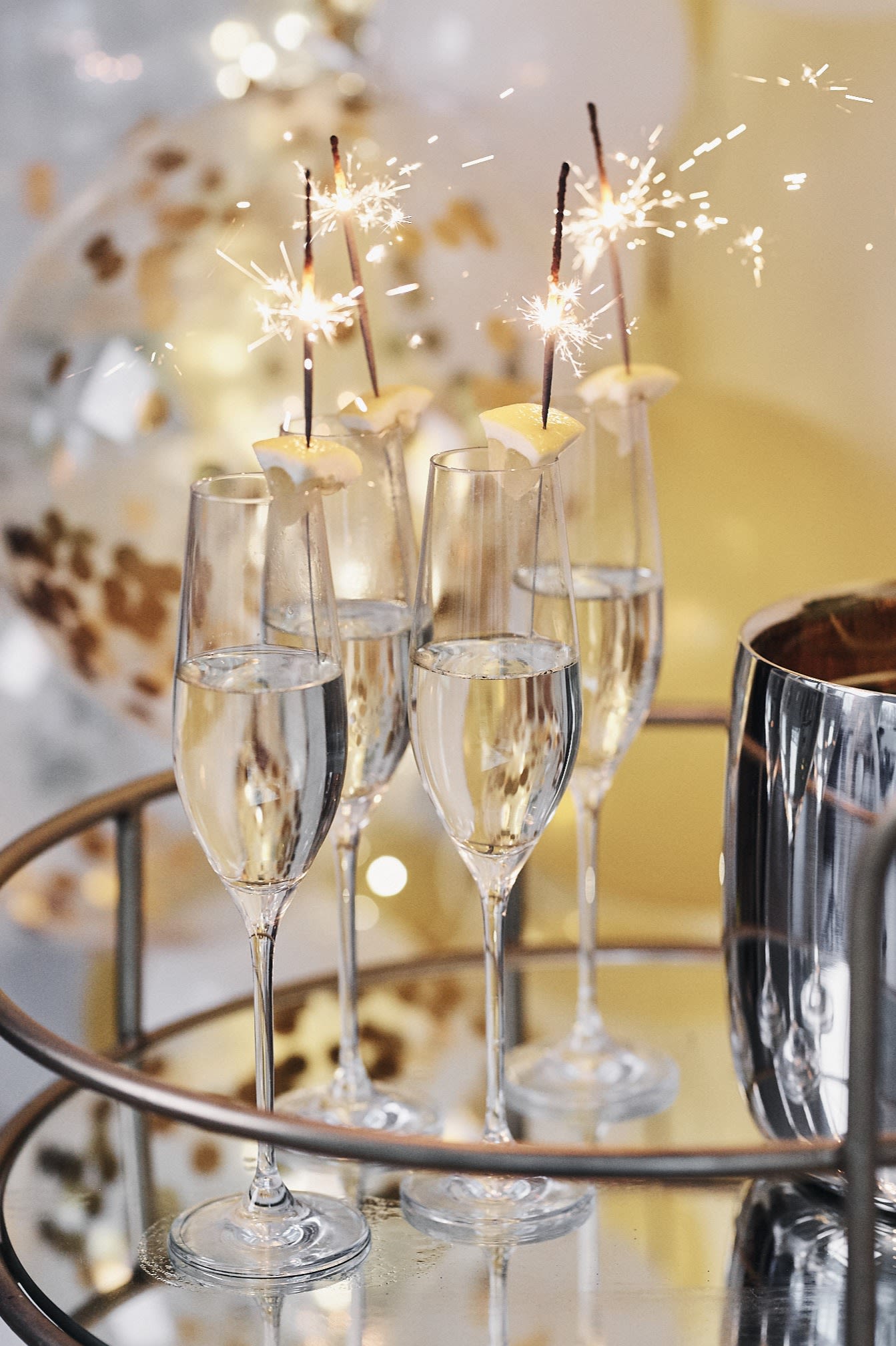 Ideeën voor je nieuwjaarsfeest: serveer mousserende wijn of champagne in hoge glazen zoals deze uit de Karlevi collectie van Scandi Living en steek in elk glas een sterretje!