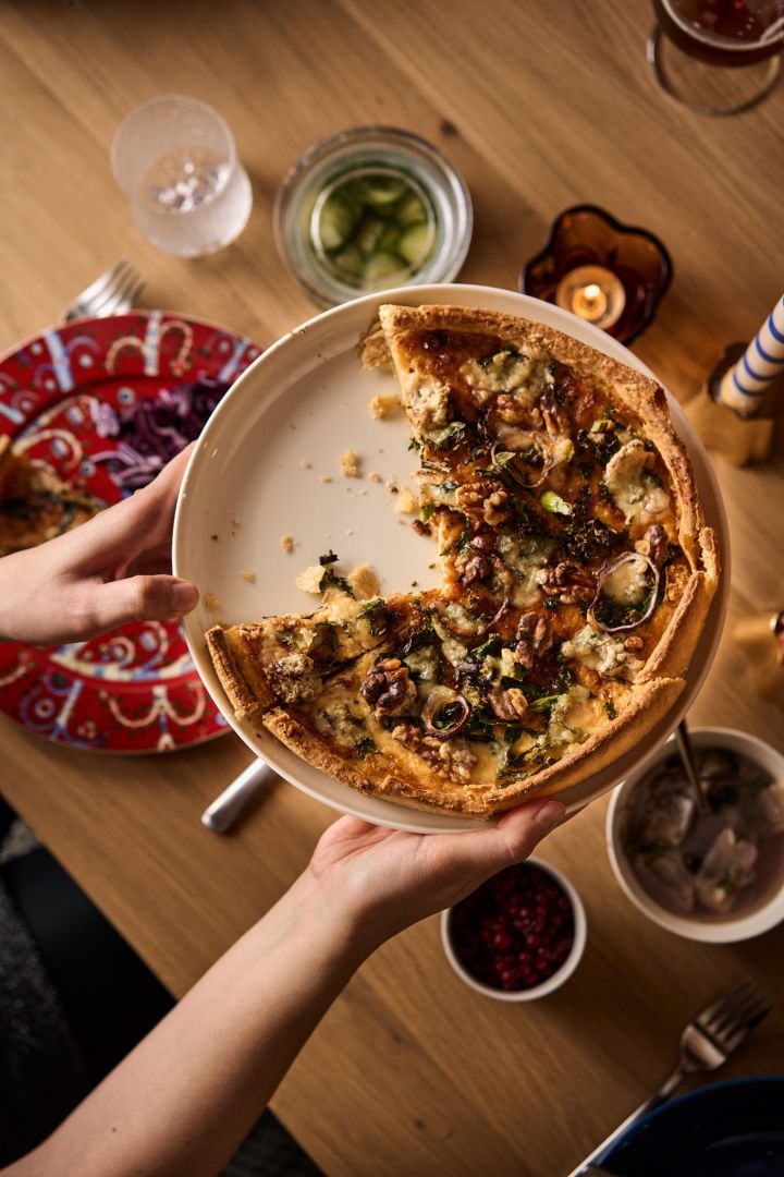 Zweeds kerstdiner: Hier zie je een koolquiche op een bord, die wordt geserveerd op de kersttafel.