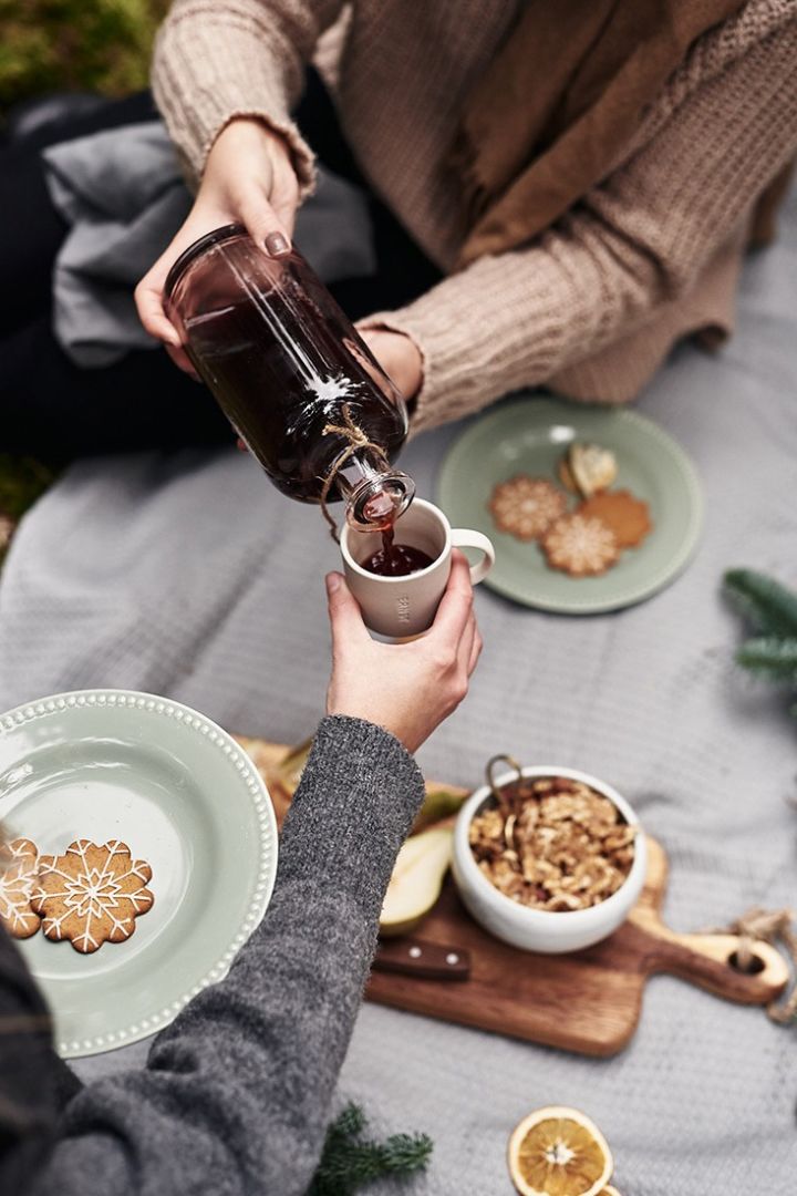 Glühwein met speculaas en nootjes wordt gedronken in het bos.